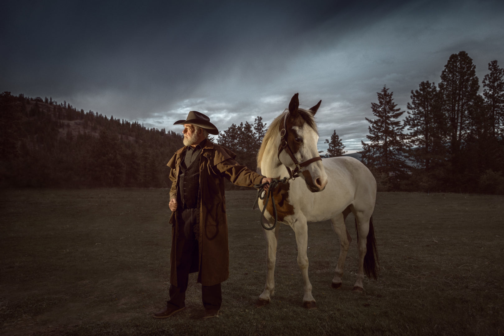 Unveiling Captivating Environmental Portraits: Mastering Continuous Lighting at Dusk